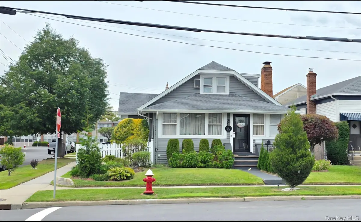 58 W Windsor Pkwy, Oceanside, NY 11572