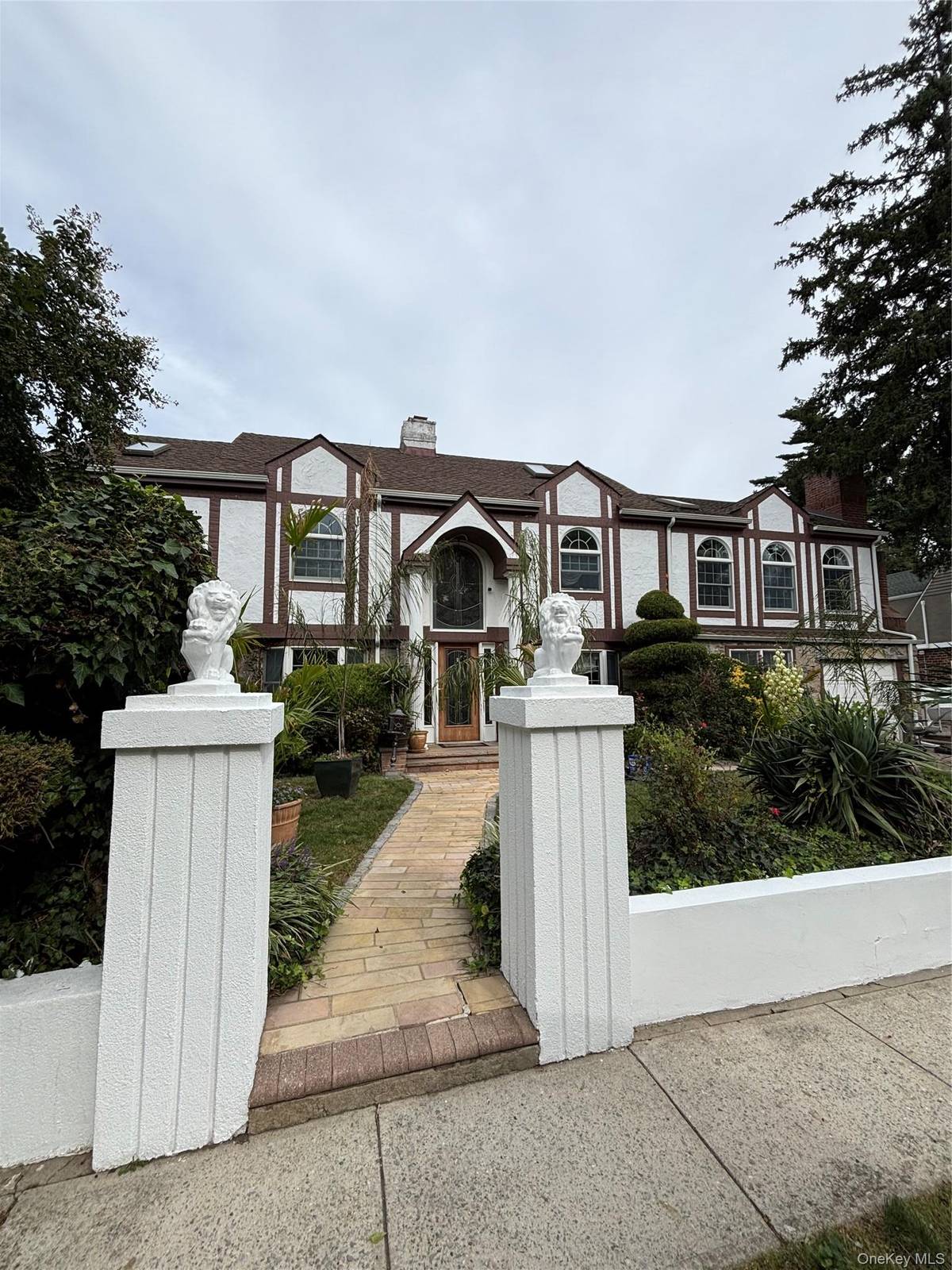 80 Surrey LN, Hempstead, NY 11550