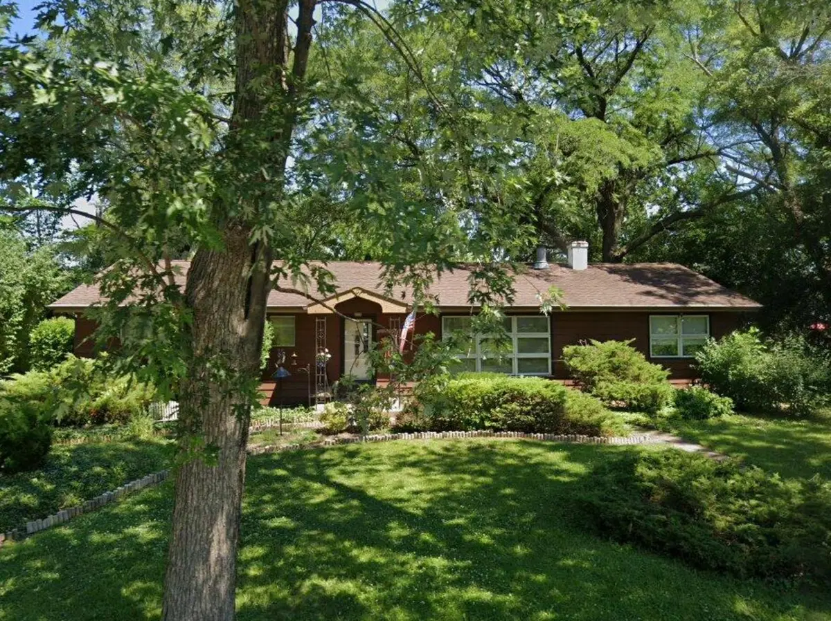 17W342 White Pine RD, Bensenville, IL 60106