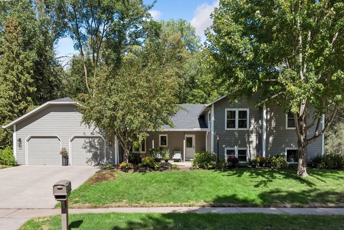 7646 Carnelian LN, Eden Prairie, MN 55346