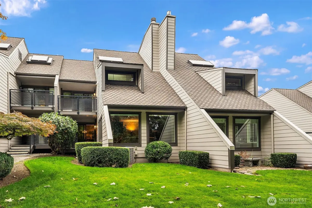10209 NE 19th PL #D2, Bellevue, WA 98004