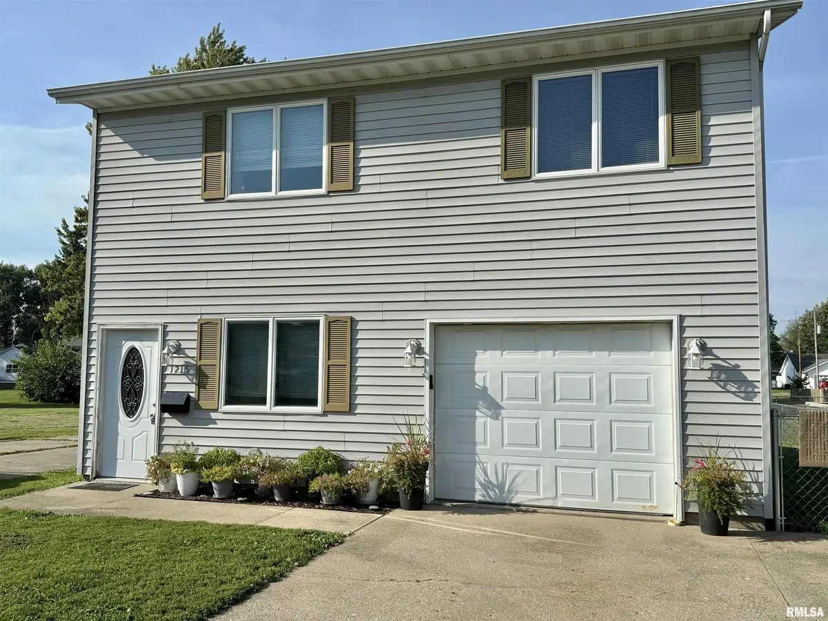 1215 E CHESTNUT ST, Canton, IL 61520