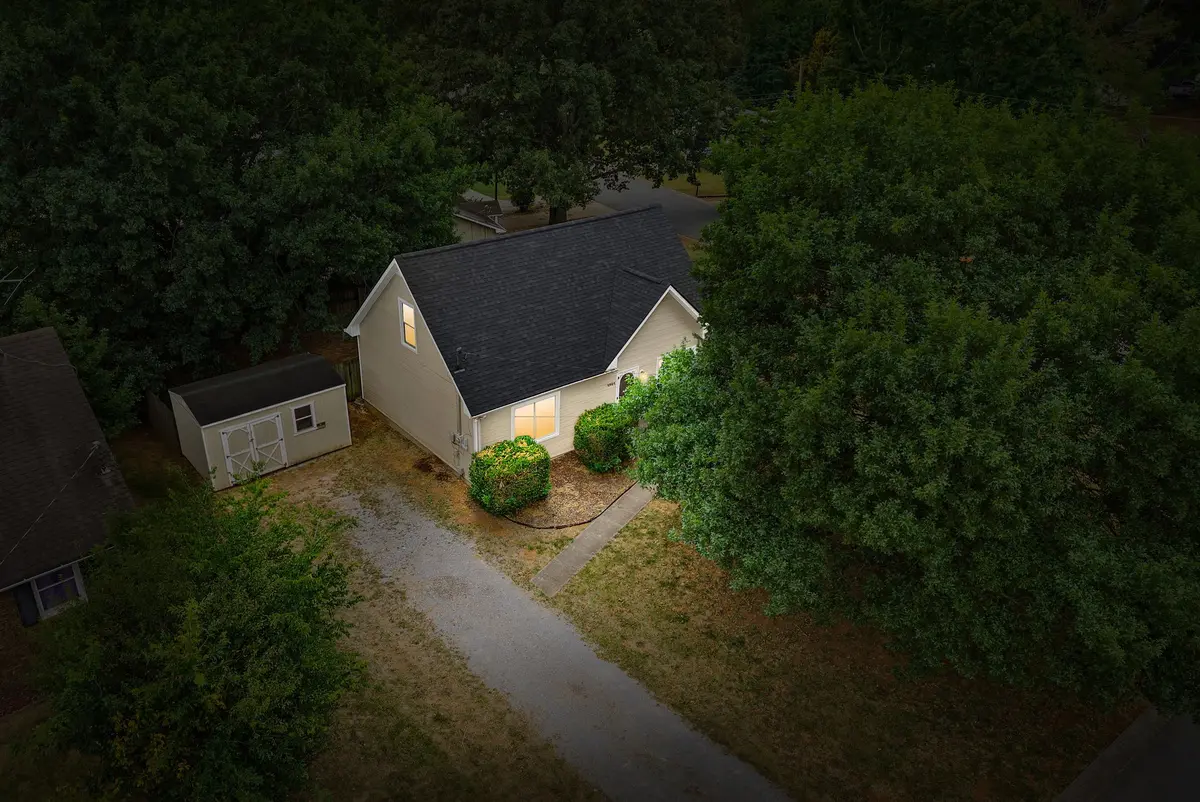 1901 Roan Dr, Clarksville, TN 37042
