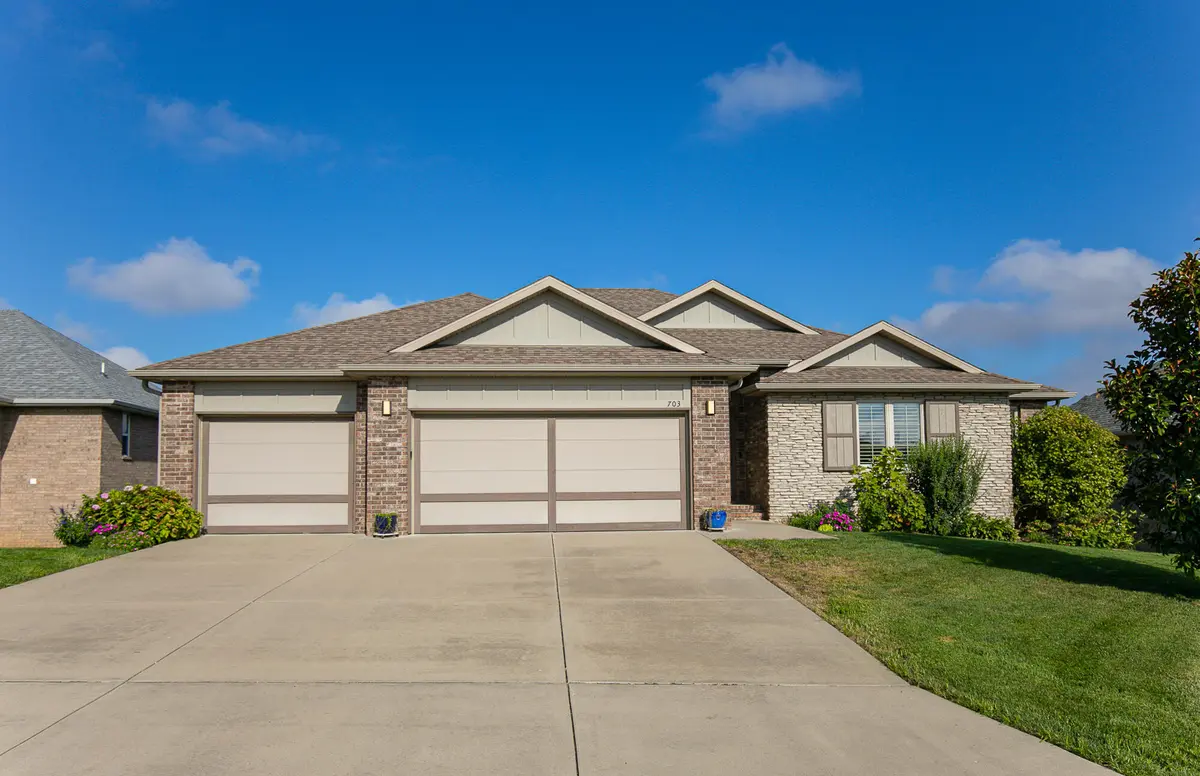 703 N Fox Hill CIR, Nixa, MO 65714
