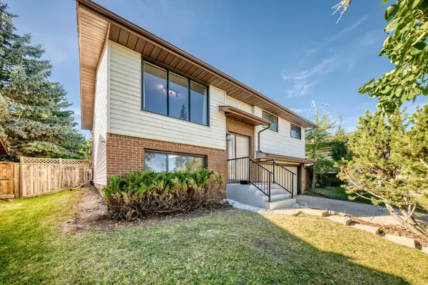 19 Hawkwood DR NW, Calgary, AB T3G 1Z2