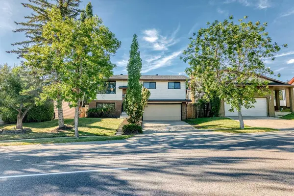 19 Hawkwood DR NW, Calgary, AB T3G 1Z2