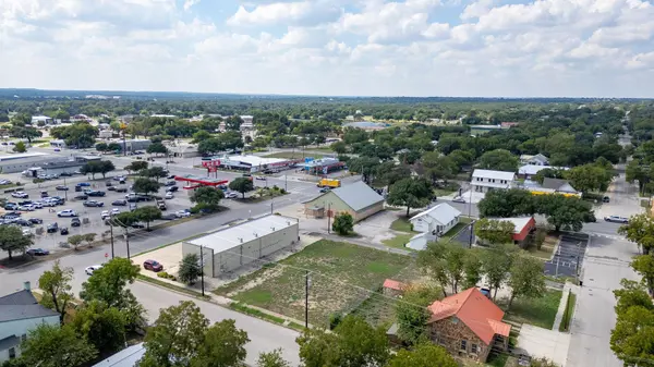 606 S Chestnut ST, Lampasas, TX 76550