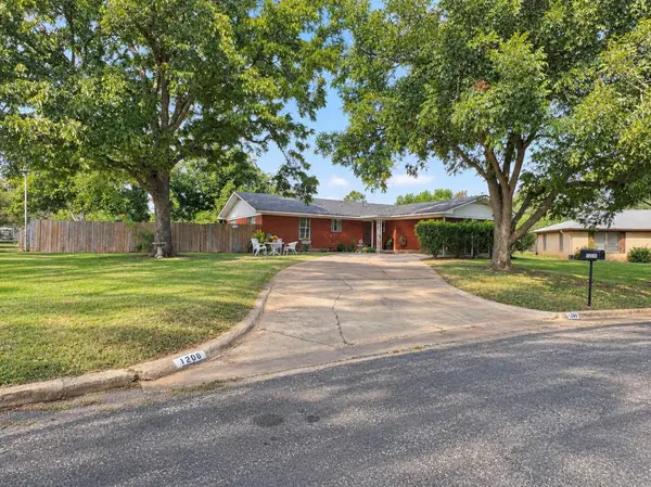 1206 Lake Terrace DR, Elgin, TX 78621