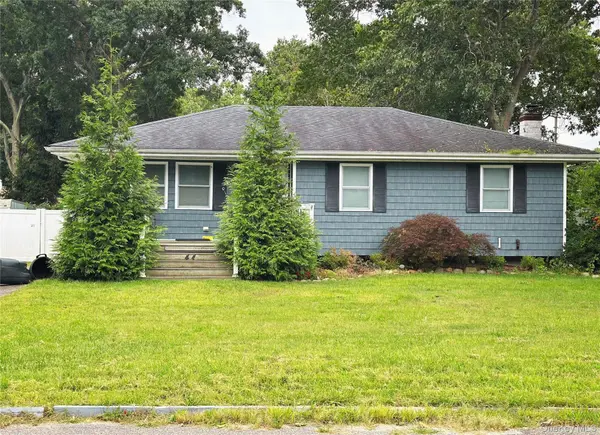 44 Floradora DR, Mastic, NY 11950