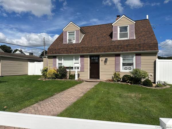 2 Rope LN, Levittown, NY 11756