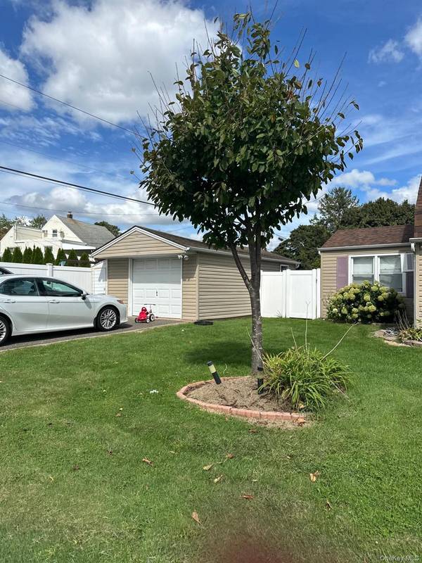 2 Rope LN, Levittown, NY 11756