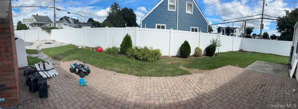 2 Rope LN, Levittown, NY 11756
