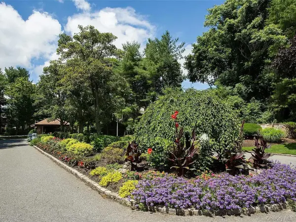 126 Foxwood DR, Jericho, NY 11753