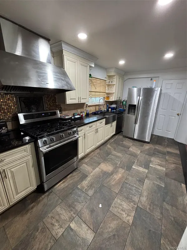 80 Surrey LN, Hempstead, NY 11550
