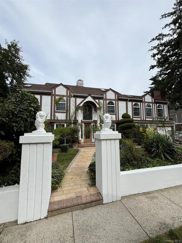 80 Surrey LN, Hempstead, NY 11550