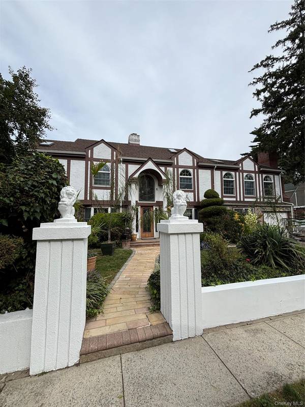 80 Surrey LN, Hempstead, NY 11550