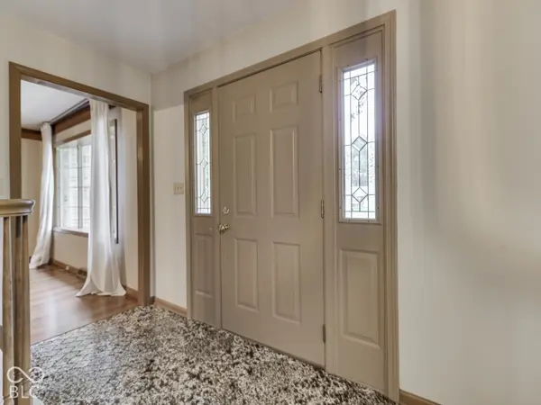 594 Watterson CT, Indianapolis, IN 46217