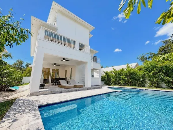 1647 SIESTA DR, Sarasota, FL 34239