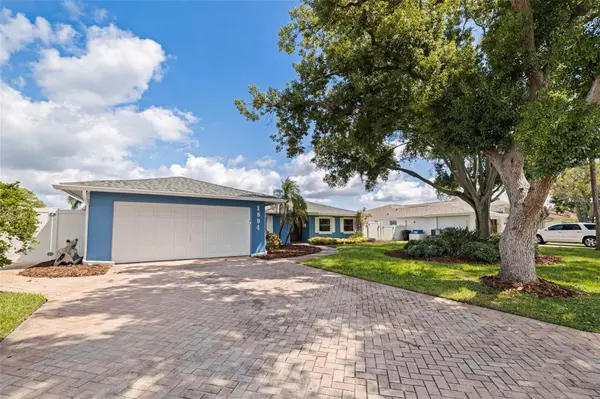 1894 TANGLEWOOD DR NE, St Petersburg, FL 33702