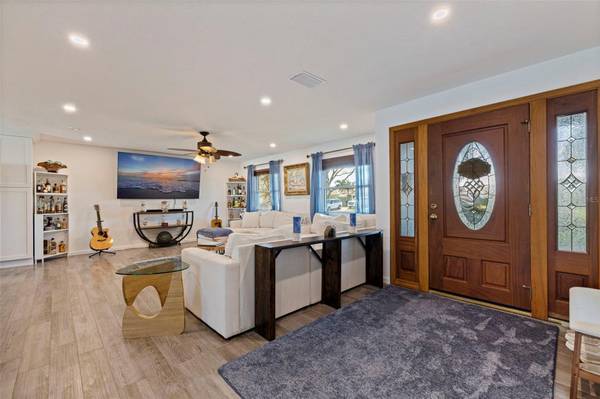 1894 TANGLEWOOD DR NE, St Petersburg, FL 33702