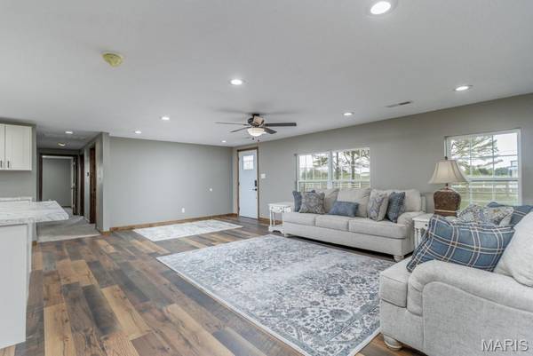 24111 EVANSTON RD, Lebanon, MO 65536