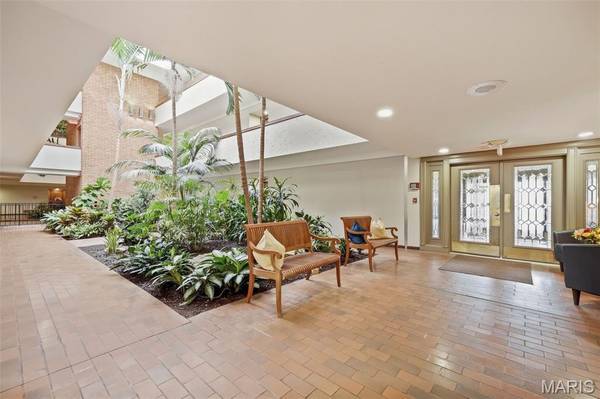 950 E Rue De La Banque #314, St Louis, MO 63141