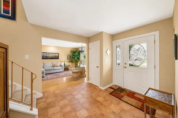 1170 Green Knolls DR, Buffalo Grove, IL 60089