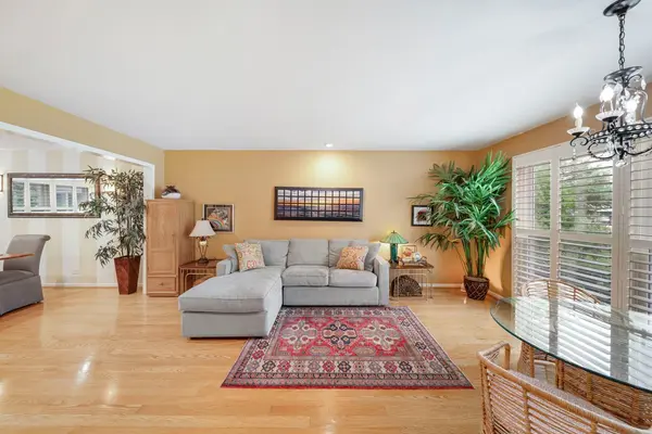 1170 Green Knolls DR, Buffalo Grove, IL 60089