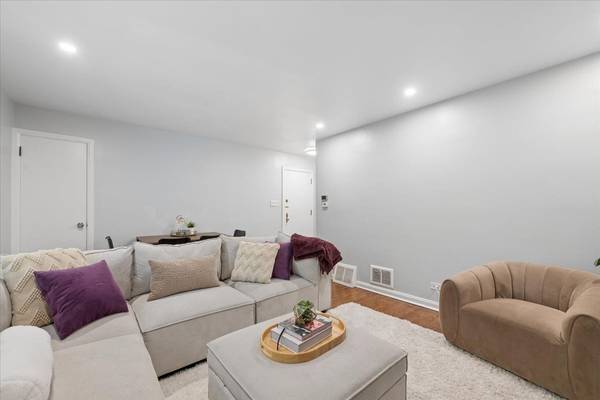 8023 Lake ST #2, River Forest, IL 60305