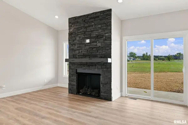 12901 Leslie CT, Marion, IL 62959