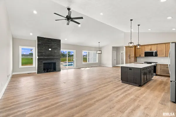 12901 Leslie CT, Marion, IL 62959