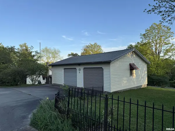 208 W POPLAR ST, Cobden, IL 62920