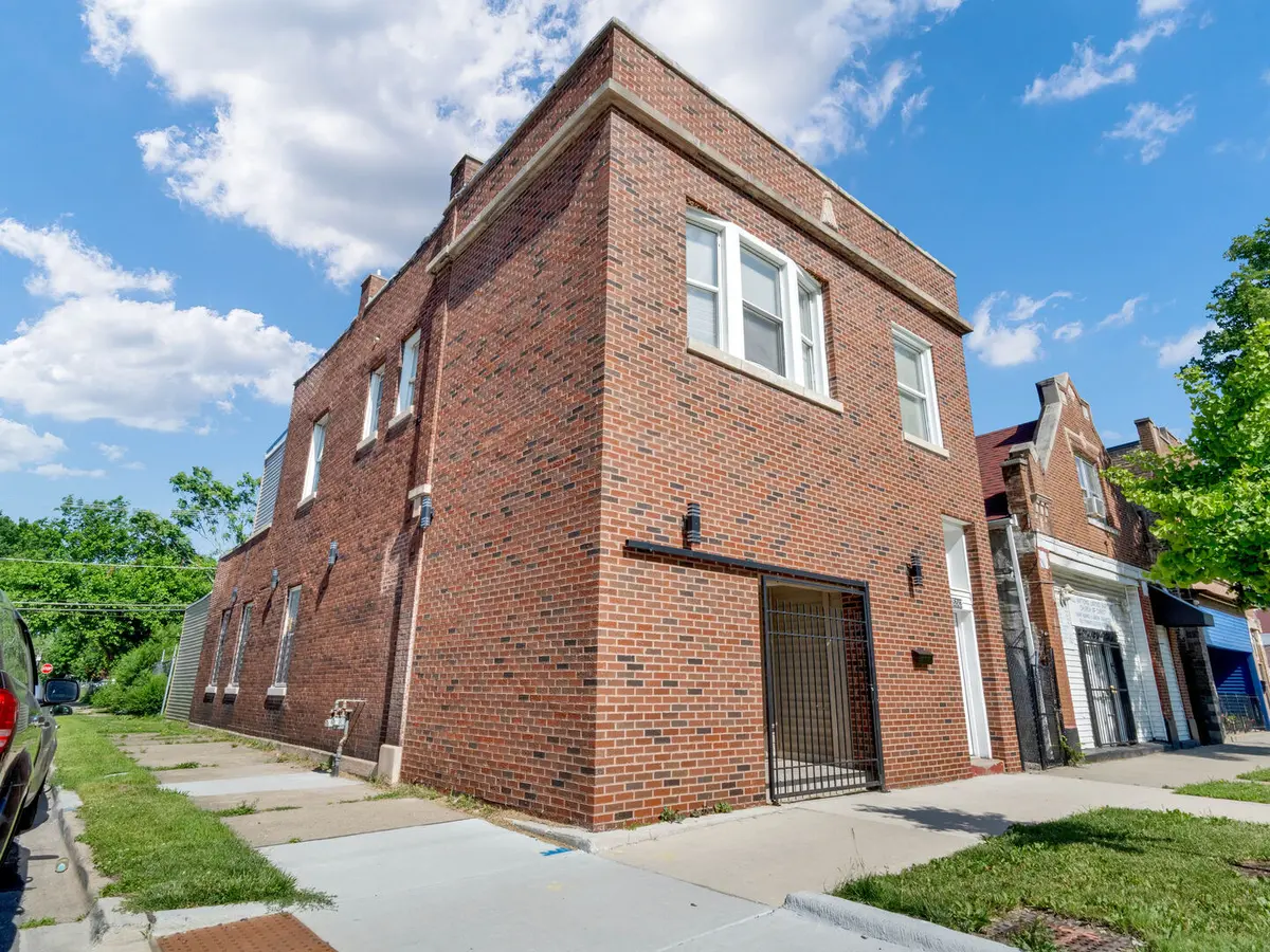 5242 S Damen AVE, Chicago, IL 60609