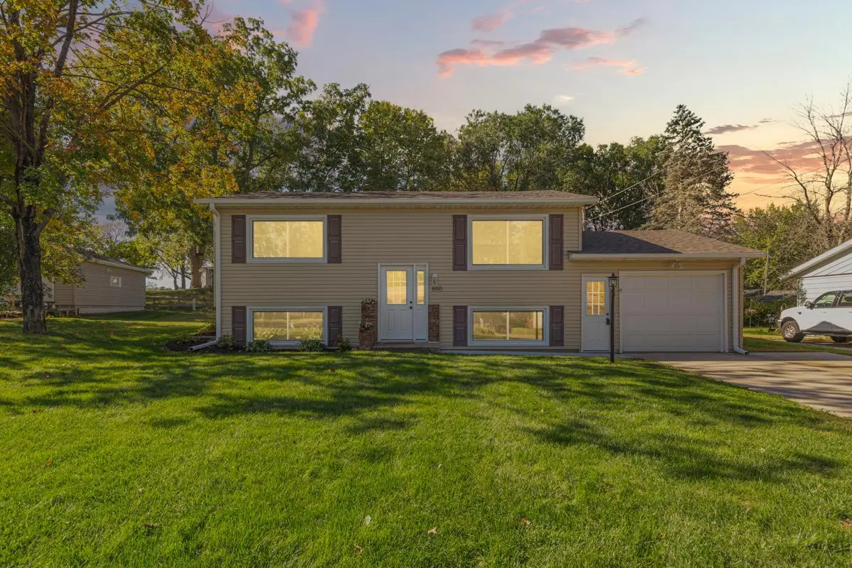 600 Ladonna LN, Faribault, MN 55021