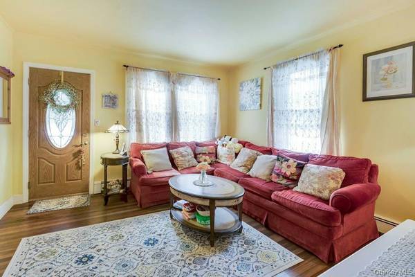 7 Eastover RD, Sayville, NY 11782