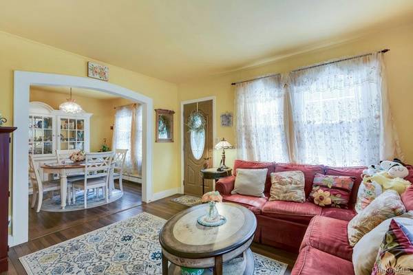 7 Eastover RD, Sayville, NY 11782