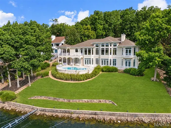 302 Crown Point DR, Four Seasons, MO 65049