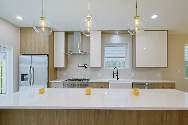 5837 W Iowa ST, Chicago, IL 60651