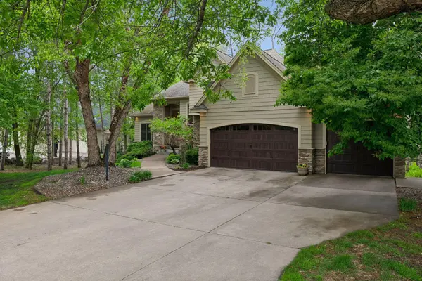 9001 Springwood DR, Woodbury, MN 55125