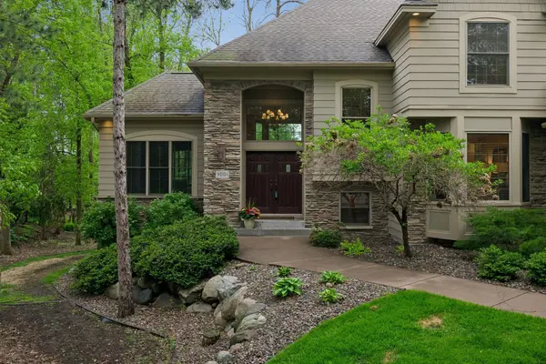 9001 Springwood DR, Woodbury, MN 55125