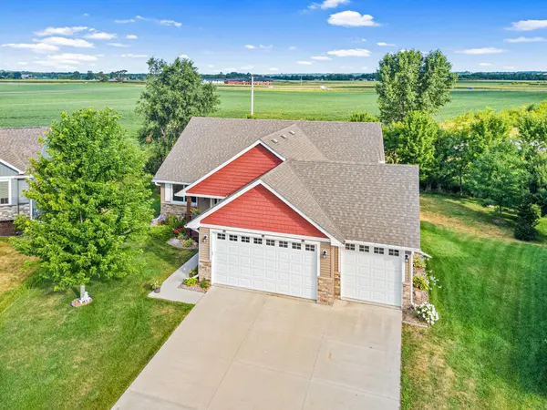 914 Prestwick DR, Belle Plaine, MN 56011