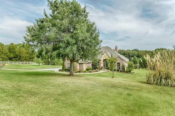 6814 Valley Ridge DR, Edmond, OK 73034