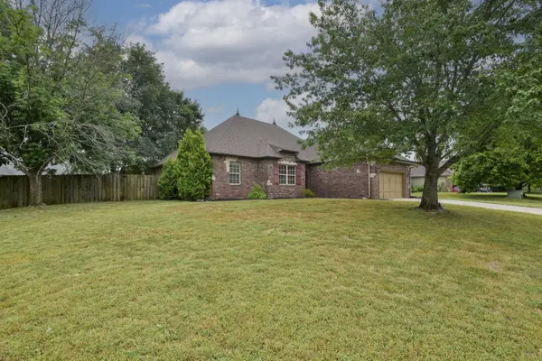 614 E Falls CIR, Ozark, MO 65721