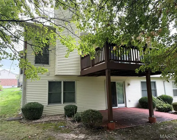 18 Country Bluff CT, St Charles, MO 63301