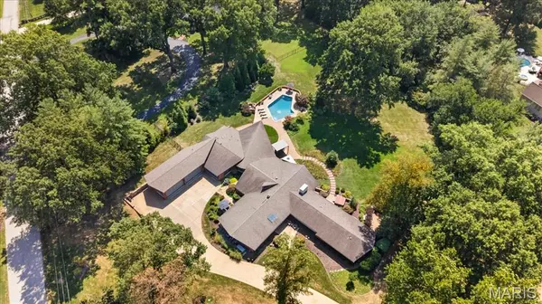 1300 Log Cabin LN, Ladue, MO 63124