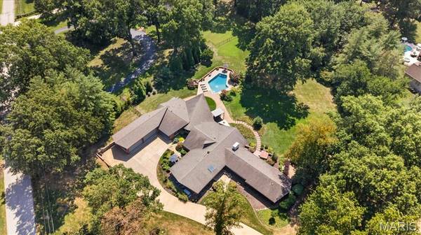 1300 Log Cabin LN, Ladue, MO 63124