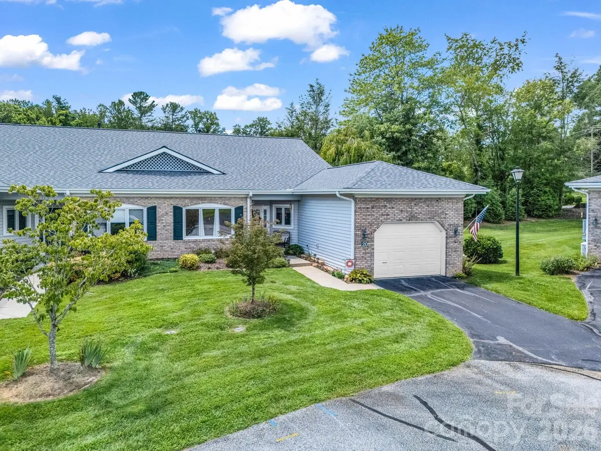 20 Country Meadows LN, Hendersonville, NC 28792