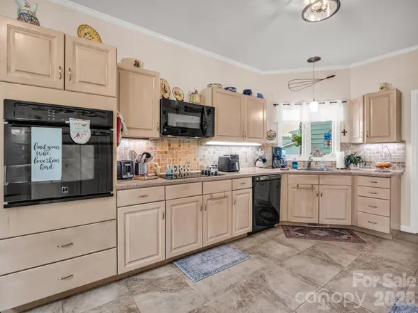 20 Country Meadows LN, Hendersonville, NC 28792