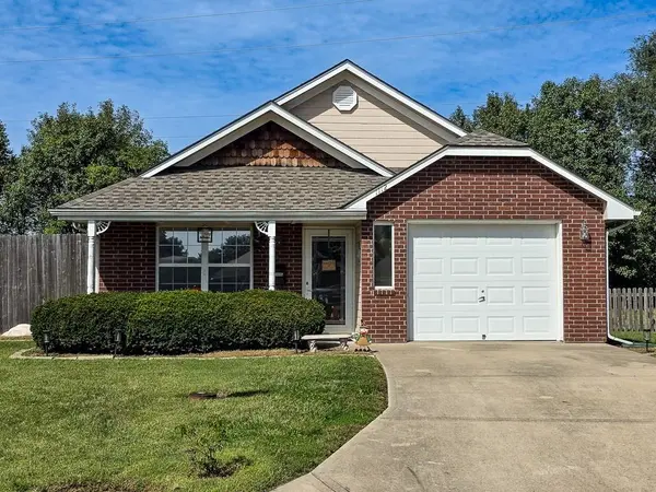 1112 SW Blue Branch DR, Grain Valley, MO 64029