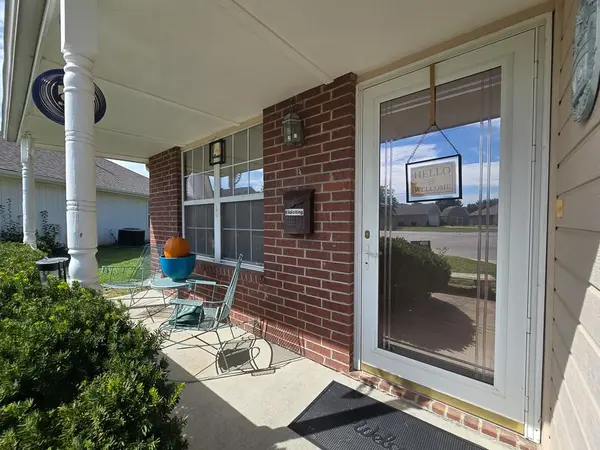 1112 SW Blue Branch DR, Grain Valley, MO 64029